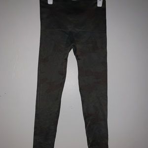 Super cute, camo leggings
